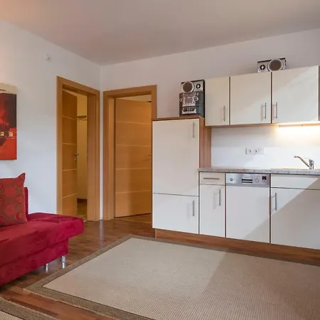 Hoschek شيفو أم فيلدن كايزر