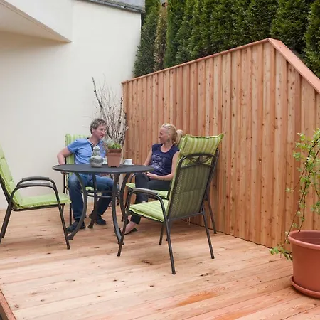 Hoschek * شيفو أم فيلدن كايزر